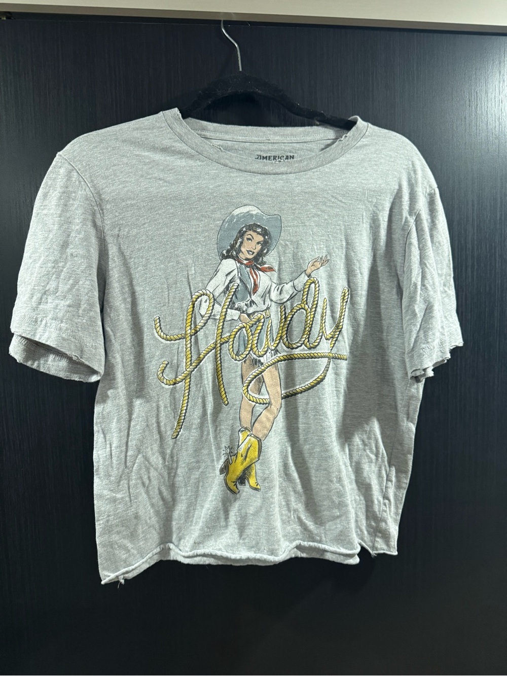 American Vintage Gray 'Howdy' Graphic Short Sleeve Tee